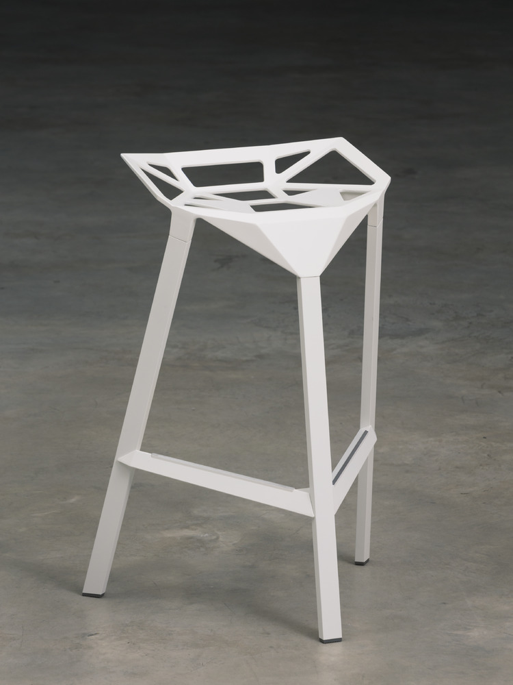 Tabouret en bois AKA par Konstantin Grcic pour Magis. Achetez sur Design Italy