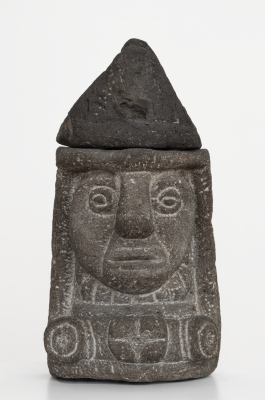Tête avec coiffe et collier